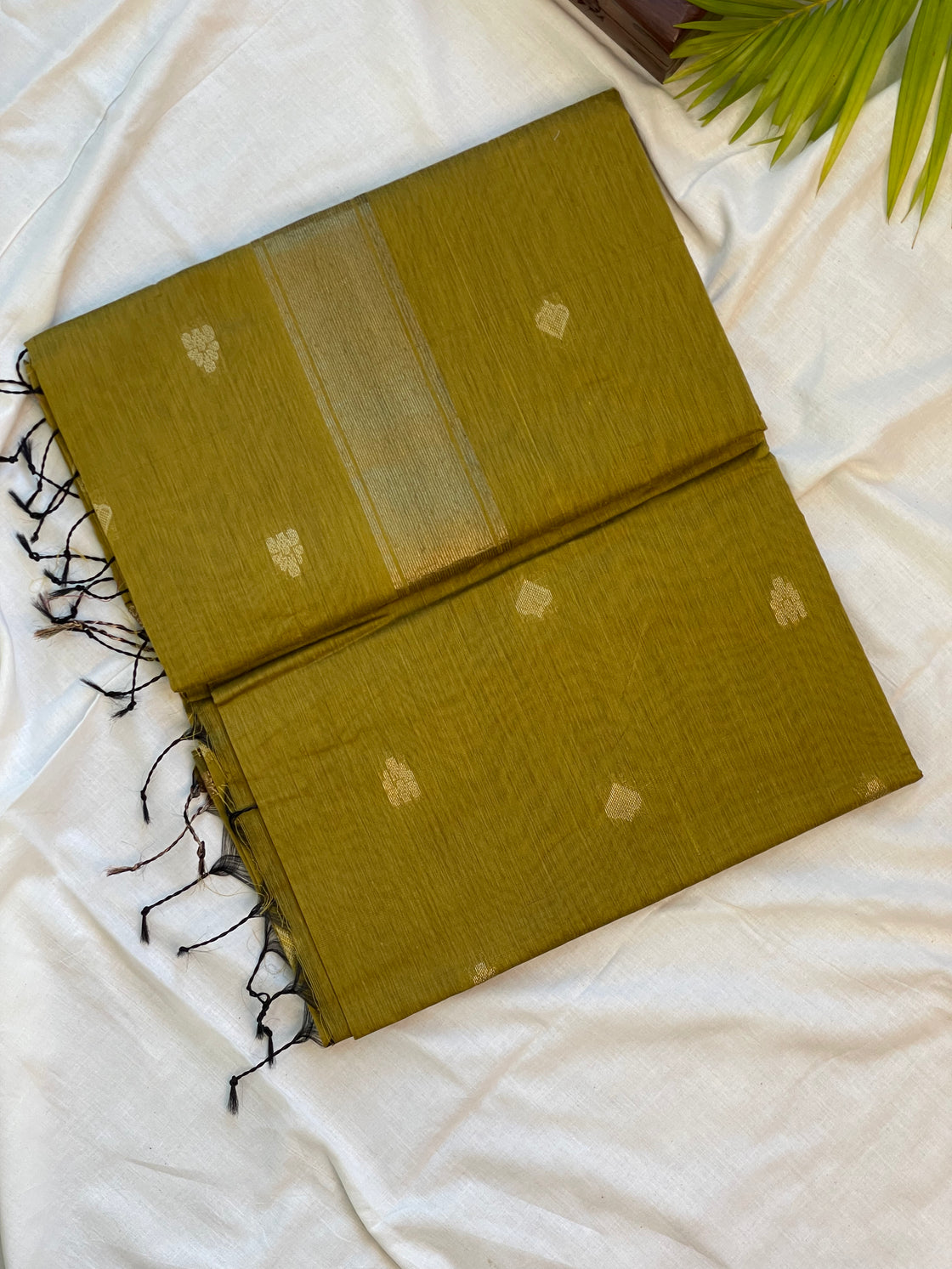 Eterna Maheshwari Olive Glow Saree – Antique Gold Zari Butta Handwoven Classic